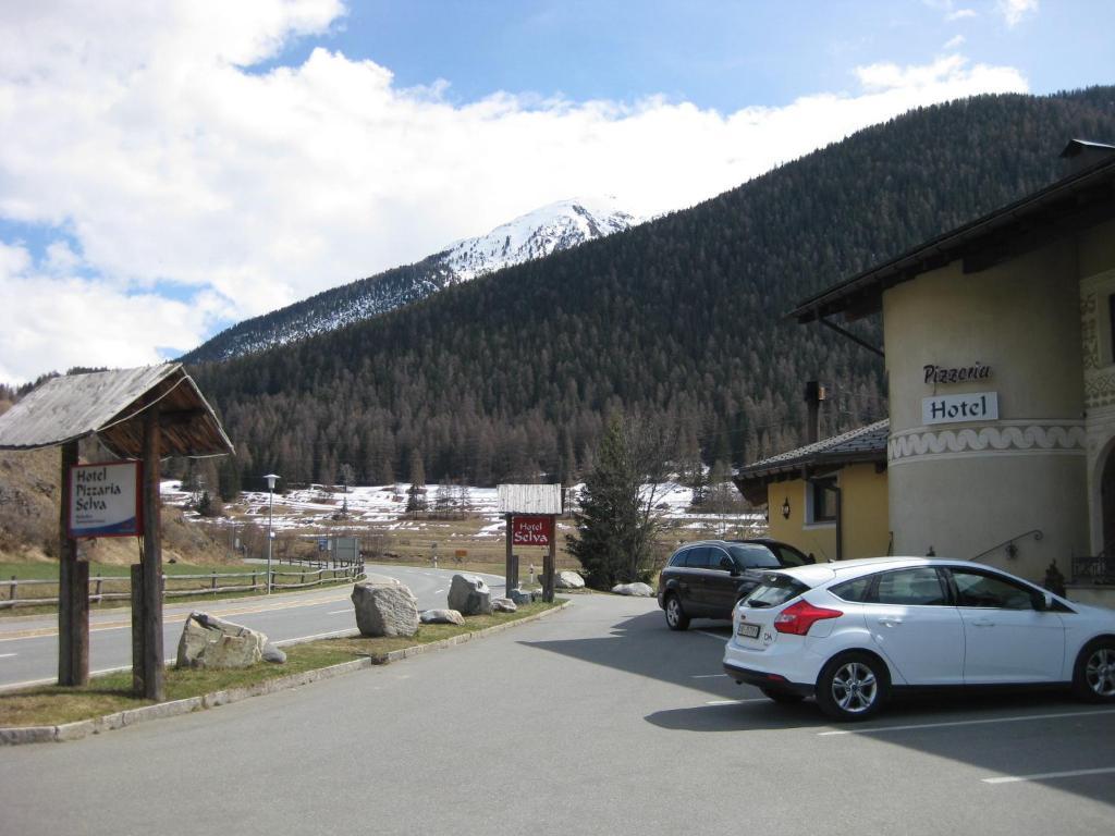 Hotel Pizzeria Selva Zernez Buitenkant foto