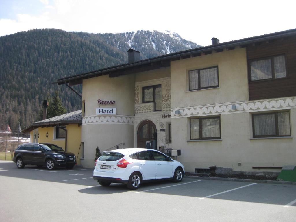 Hotel Pizzeria Selva Zernez Buitenkant foto